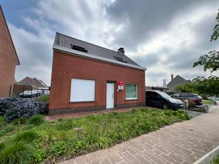 Deze woning is gelegen in een rustige buurt in Roeselare, recht tegenover een school en op korte afstand van winkels, openbaar vervoer en...