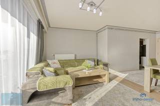 Wonen in het centrum van Heusden, met winkels en scholen dichtbij én het station op wandelafstand? Aan de Brugstraat 61 bus 7 ligt dit ruime appartement van 133 m² volgens het EPC, op de tweede verdieping van residentie Kerken Blook.<br /><br />Binnen kom je in een centrale hal die toegang geeft tot de verschillende ruimtes. De lichte leefruimte biedt volop plaats voor een zithoek en eettafel en geeft uit op een lang balkon aan de voorzijde. De keuken ligt apart. Daarnaast zijn er drie volwaardige slaapkamers, een badkamer met ligbad, een afzonderlijk toilet en een ruime berging met plaats voor wasmachine en droogkast.<br /><br />Ook buiten het appartement is aan praktische ruimte gedacht: een eigen kelderberging en een garagebox achter het gebouw horen erbij. De lift brengt je tot op de verdieping.<br /><br />De ligging maakt het dagelijkse leven gemakkelijk. Scholen, winkels en andere voorzieningen liggen in de buurt; ook het station van Heusden is te voet bereikbaar. Zo woon je midden in Heusden-Centrum, met alles wat je nodig hebt dichtbij.<br /><br />Het appartement is momenteel verhuurd en is daarmee ook interessant voor wie een investering zoekt. Het heeft EPC-label B (113 kWh/m² per jaar) en een asbestveilig attest.<br /><br />Interesse? Contacteer Ferhat voor meer informatie of een bezichtiging.<br />Tel. <strong>+32 469 47 28 60</strong><br />E-mail:<strong> info@immocenter.be</strong>