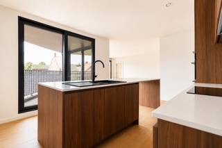 Ontdek dit stijlvolle nieuwbouwappartement op de 2de verdieping van een kleinschalig appartementsgebouw (met lift). Dankzij de hoogwaardige afwerking, doordachte indeling en energiezuinige technieken geniet je hier van optimaal wooncomfort.<br /><br />Bij het binnenkomen word je verwelkomd in de volledig uitgeruste open leefkeuken met aansluitende berging en de lichtrijke leefruimte met grote raampartijen. Vanuit zowel de leefruimte als de keuken heb je toegang tot het aangename hoekterras, waar je geniet van een mooi uitzicht op de kerk van Kallo. Verder beschikt het appartement over 2 ruime slaapkamers, een stijlvolle badkamer met inloopdouche en wastafel en een apart gastentoilet.<br /><br />Daarnaast is er een gemeenschappelijke fietsenberging en afvalberging voorzien voor extra comfort. Een garage kan optioneel aangekocht worden voor € 35.000.<br /><br />De ligging is een absolute troef: het appartement bevindt zich in het centrum Kallo, op slechts enkele minuten van de haven en met een vlotte verbinding naar de E34. Hierdoor geniet je van een uitstekende bereikbaarheid, zowel richting Antwerpen als Gent.<br /><br />Met een verwacht E-peil van ongeveer E30 is dit appartement uitgerust met de nieuwste energiezuinige technieken. Zo geniet je van een laag energieverbruik, een hoog wooncomfort en aantrekkelijke fiscale voordelen. Bovendien bestaat, mits voldaan aan de wettelijke voorwaarden, de mogelijkheid om aan te kopen aan het verlaagde btw-tarief van 6%.<br /><br />Wij leiden je graag rond.