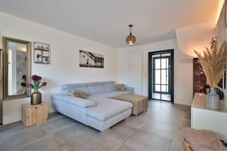 Graag bieden wij u deze 100% instapklare, recente gezinswoning (2003) aan, die net nog werd uitgerust met nieuwe ramen, een nieuwe keuken en...