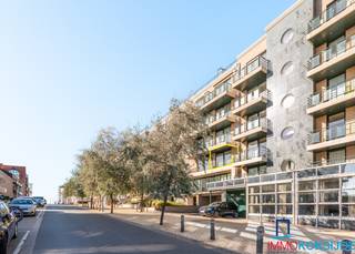 <p><strong>Koksijde-Bad, Residentie Pablo II, Zonnig appartement met 2 slaapkamers, 2e verdieping met lift.</strong></p>
<p>Bestaande uit: ruime inkomhall, mooie zonnige woonkamer met toegang tot het balkon, open en modern ingerichte keuken en afzonderlijke berging, badkamer met douchebad en dubbele wastafel in meubel, afzonderlijk toilet en 2 slaapkamers. Het appartement is volledig betegeld en individuele centrale verwarming is op gas (nieuwe ketel). Privatieve kelder inbegrepen in de prijs en gemeenschappelijke fietsenstalling in de residentie. Zeer gunstig EPC-label A!<br /><br /><strong>Het mooie appartement wordt bemeubeld verkocht en is perfect gelegen op enkele stappen van de Zeedijk en het commerciële centrum! </strong>Beschikbaar aan de notariële akte.</p>