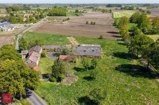 Oude hoeve met woning, stallingen, hangar en weide op 1ha13a51ca. Er is een bouwvergunning aanwezig voor het bouwen van een nieuw landhuis met bijgebouwen.