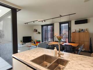 Lichtrijk BEN-appartement (92m²) met luxueuze afwerking, terras en ondergrondse parking in het groene Rapertingen.<br /><br />Bent u op zoek naar een energiezuinig en instapklaar appartement op een toplocatie in Hasselt? Dan is dit prachtige BEN-appartement, opgeleverd in 2021, absoluut een bezoek waard.<br /><br />Gelegen in de rustige en groene Vinstermikstraat in Rapertingen combineert dit appartement het beste van twee werelden: wonen in een aangename, groene omgeving met alle voorzieningen binnen handbereik én een vlotte verbinding naar Hasselt-centrum en de autosnelweg.<br /><br />De ruime leefruimte baadt dankzij de grote raampartijen de hele dag in natuurlijk licht en staat in directe verbinding met het overdekte terras. De moderne open keuken met eiland vormt het hart van de woning.<br /><br />Het appartement beschikt over een hoogwaardige afwerking met onder andere:<br /><br />8 zonnepanelen<br />Vloerverwarming<br />Twee airco-units voor optimaal comfort<br />Op maat gemaakte gordijnen<br />Vliegenramen<br />Designverlichting en stijlvolle lichtarmaturen<br />Overdekt terras (10m²) met groen uitzicht<br />Extra bergruimte in de gemeenschappelijke fietsenberging (inbegrepen)<br />Ondergrondse autostaanplaats (inbegrepen)<br /><br />De ligging is een absolute troef. Op wandelafstand bevinden zich onder meer een bakker en buurtwinkel, terwijl u tegelijkertijd geniet van de rust van een groene woonomgeving. Bovendien bereikt u zowel Hasselt-centrum als de E313 binnen enkele minuten.<br /><br />Kortom, een recent, energiezuinig en instapklaar appartement waar comfort, licht en ligging perfect samenkomen.<br /><br />Interesse? Neem gerust contact op voor meer informatie of een bezichtiging.