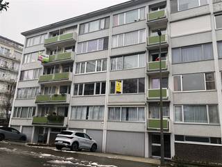 <p><span>MODERN APPARTEMENT IN BORGERHOUT MET UITSTEKENDE AFWERKING:</span></p><p><span>Dit stijlvolle gerenoveerd appartement van 82 m² is gelegen in een goed onderhouden appartementsgebouw in het hart van Borgerhout. Met twee ruime slaapkamers en één moderne badkamer biedt deze woning de perfecte combinatie van comfort en functionaliteit voor jong professionals of kleine gezinnen.</span></p><p><span> </span></p><p><span>INDELING EN RUIMTEN:</span></p><p><span>Het appartement beschikt over een goed georganiseerde indeling met een indrukwekkende woonkamer die voorzien is van grote raampartijen die veel natuurlijk licht binnenlaten en uitzicht bieden op de groene omgeving. De vloer in visgraatmotief geeft het interieur een warme, elegante uitstraling. De open keuken is voorzien van moderne inbouwapparatuur en een functioneel werkblad, ideaal voor dagelijks gebruik.</span></p><p><span> </span></p><p><span>SLAAPKAMERS EN OPBERGRUIMTE:</span></p><p><span>Beide slaapkamers zijn ruim opgezet en bieden voldoende ruimte voor meubelen. De eerste slaapkamer heeft toegang tot ingebouwde garderobe-oplossingen die optimale opslagruimte bieden. De tweede slaapkamer is eveneens comfortabel en voorzien van ramen die voor goede ventilatie zorgen.</span></p><p><span> </span></p><p><span>BADKAMER EN SANITAIR:</span></p><p><span>De moderne badkamer is volledig gerenoveerd en biedt een luxe douche met glazen afscheiding, een elegant wastafelmeubel en alle hedendaagse comfort. De afwerking met natuurstenen tegels getuigt van aandacht voor detail.</span></p><p><span> </span></p><p><span>EXTRA VOORZIENINGEN:</span></p><p><span>Het appartement beschikt over een gezellig balkon waaruit u kunt genieten van het groen en de rustige buurtsfeer. Gemeenschappelijke ingang met intercom, centrale verwarming en moderne elektriciteitsinstallatie zorgen voor comfort en veiligheid.</span></p><p><span> </span></p><p><span>LOCATIE EN BEREIKBAARHEID:</span></p><p><span>Gelegen in Borgerhout, één van de meest populaire wijken van Antwerpen, is dit appartement ideaal gelokaliseerd. U bevindt zich vlakbij winkels, restaurants, openbaar vervoer en recreatieve mogelijkheden. De bereikbaarheid naar het centrum en andere delen van de stad is uitstekend.</span></p><p><span> </span></p><p><span>Dit appartement is een ideale keuze voor wie op zoek is naar een modern, goed onderhouden woning in een levendig en centraal gelegen buurt.</span></p>