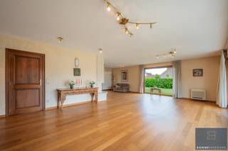 Ontdek deze uitzonderlijk ruime en lichtrijke villa, gelegen in een rustige en residentiële omgeving in Sint-Kruis. Met een indrukwekkende bewoonbare oppervlakte van 392 m² en een kelder van maar liefst 75 m²(!) biedt deze woning een zeldzame combinatie van comfort, ruimte en veelzijdigheid.<br /><br />De leefverdieping verwelkomt u met een royale woon- en eetkamer die dankzij de grote raampartijen baadt in natuurlijk licht en uitkijkt op de groene tuin. De volledig uitgeruste keuken sluit hier perfect op aan. Daarnaast beschikt het gelijkvloers over een stijlvolle inkomhal met ingebouwde vestiaire en gastentoilet, een afzonderlijk bureau en een dubbele garage met automatische sectionaalpoort.<br /><br />Op de verdieping bevinden zich vier ruime slaapkamers, twee volwaardige badkamers en een praktische was- en strijkruimte. De lichtrijke nachthal versterkt het open en aangename gevoel. Via een vaste zoldertrap bereikt u bovendien de ruime zolderverdieping, die tal van mogelijkheden biedt.<br /><br />Ook op energetisch vlak scoort deze woning uitstekend. Dankzij de aanwezige zonnepanelen en het gunstige EPC-label B geniet u van een energiezuinige en toekomstgerichte woonst.<br /><br />Voor meer informatie of voor het inplannen van een bezoek, contacteer Bonne Vastgoed via info@bonnevastgoed.be of via 050/73.73.73.