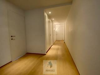 Deze stijlvolle loft op de eerste verdieping combineert ruimte, comfort en toegankelijkheid in een modern en kwalitatief afgewerkt geheel.<br /><br />Via de inkomhal met ingewerkte vestiaire betreedt u de lichtrijke open leefruimte, waar grote raampartijen zorgen voor een aangename sfeer en een overvloed aan natuurlijk licht. De volledig uitgeruste open keuken sluit naadloos aan op de leefruimte en vormt het hart van het appartement.<br /><br />Verder beschikt de loft over een uitzonderlijk ruime wasplaats, ideaal voor extra bergruimte en praktisch comfort.<br />De eerste slaapkamer is voorzien van ingebouwde kasten en een ensuite badkamer met douche.<br />De tweede slaapkamer beschikt eveneens over een ensuite badkamer, uitgerust met zowel een douche als een bad.<br /><br />Daarnaast zijn er nog een aparte dressing, een technische ruimte en een afzonderlijk gastentoilet aanwezig.<br /><br />Buiten geniet u van een zeer ruim overdekt terras, perfect om in alle rust te ontspannen en te genieten van het buitengevoel.<br /><br />Dankzij de brede doorgangen en praktische indeling geniet deze loft van een bijzonder comfortabele toegankelijkheid, alsook rolstoeltoegankelijk daar alles volledig vlak is in de residentie.<br /><br />Zeer gunstige energiescore en zonnepanelen aanwezig!<br />De volledige verwarming van de woning gebeurt via vloerverwarming. Dit systeem functioneert eveneens als passieve koeling, waardoor zowel verwarming als koeling op een energie-efficiënte en comfortabele manier worden voorzien.<br /><br />Twee ondergrondse parkeerplaatsen zijn optioneel aan te kopen aan een vraagprijs van 25 000 EUR per parkeerplaats.