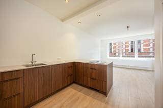 Volledig gerenoveerd en energiezuinig 2-slaapkamerappartement met zuidwestgericht terras op een topligging aan het Moorkensplein te Borgerhout!<br /><br />Bent u op zoek naar een instapklaar appartement op een centrale locatie? Dan is dit stijlvol afgewerkte appartement op de tweede verdieping zeker een bezoek waard.<br /><br />Bij het betreden van het appartement komt u in de inkomhal, die toegang biedt tot alle ruimtes. De lichtrijke leefruimte met de vernieuwde open keuken, voorzien van toestellen, vormt het hart van de woning. <br /><br />De moderne badkamer beschikt over een lavabo en een ruime inloopdouche met regendouche. Verder is er een apart gastentoilet aanwezig.<br /><br />Het appartement beschikt over twee volwaardige slaapkamers (11m² en 9m²). Vanuit beide slaapkamers heeft u rechtstreeks toegang tot het zonnige terras van 5m².<br /><br />Dankzij de totaalrenovatie (2026) verkeert het appartement in uitstekende staat en is het volledig instapklaar.<br /><br />Het appartement maakt deel uit van een kleinschalig gebouw met slechts drie appartementen en één handelsgelijkvloers. Dankzij de beperkte gemeenschappelijke delen geniet u bovendien van lage gemeenschappelijke kosten.<br /><br />Belangrijkste troeven:<br /><br />- EPC-label B (129)<br />- Kleinschalig gebouw <br />- Elektriciteit conform tot 2051<br />- Volledig asbestveilig<br /><br />72m2 bewoonbare oppervlakte cfr EPC.<br /><br />Wenst u een bezoek of meer informatie? Dan kan u ons steeds contacteren via info@dvarealestate.be of via 03/297.00.00.