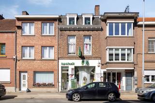 <p><strong>Uniek handelspand op toplocatie bestaande uit 2 eenheden!</strong></p><p>Deze commerciële eigendom biedt tal van mogelijkheden en bestaat uit twee afzonderlijke units die zowel samen als apart kunnen worden aangekocht.</p><p><strong>Pand 1 (nr. 38)</strong> is momenteel ingericht als apotheekruimte en beschikt achteraan over een keuken en badkamer, met rechtstreekse toegang tot de tuin. Op de verdieping bevindt zich een slaapkamer met dressing en een zolderruimte. Daarnaast is er een praktische kelder aanwezig voor extra stockage.</p><p><strong>Pand 2</strong> <strong>(nr. 40)</strong> wordt momenteel uitgebaat als schoonheidssalon en biedt een ruime commerciële oppervlakte met eveneens toegang tot de tuin.</p><p>Het volledige geheel wordt aangeboden voor <strong>€299.000</strong>.</p><p>Afzonderlijke aankoop is mogelijk:</p><ul><li><p><strong>Pand 1:</strong> €202.000</p></li><li><p><strong>Pand 2:</strong> €97.000</p></li></ul><p>Ideaal voor ondernemers, investeerders of wie wonen en werken wil combineren op een uitstekende locatie.</p><p><strong>Meer informatie of een bezoek?</strong><br />📧 tom.hendrickx@living-stone.be<br />📞 0487 89 66 32</p>
