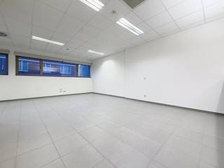 Op zoek naar een werkplek waar je meteen kan starten?Deze instapklare kantoorruimte op het gelijkvloers heeft alles wat je nodig hebt om zorgeloos...