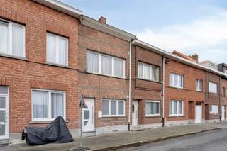 <p>In deze woning woon je aan een stil, gezellig plein waar kinderen vrijuit spelen en de dag nog in alle rust begint. Deze woning werd in 2014 volledig gerenoveerd en is vandaag instapklaar, met hier en daar nog een kleine opfrissing naar jouw smaak.</p><p></p><p>Beneden kom je binnen in een warme <strong>woonkamer </strong>waar je moeiteloos een comfortabele zithoek en een ruime eettafel plaatst. De grote keuken sluit daar mooi op aan en vormt het kloppend hart van het huis, ideaal voor lange avonden tafelen. <br />De ruime badkamer op het gelijkvloers (in het begin) biedt alle comfort. <br />In de <strong>kelder </strong>heb je verrassend veel bergruimte.</p><p></p><p>Op de <strong>eerste verdieping</strong> vind je twee volwaardige slaapkamers met een aangename lichtinval. <br />Via de tweede kamer leidt een vaste trap naar de ruime <strong>zolder</strong>, die perfect kan dienen als extra slaapkamer, bureau of hobbyruimte.</p><p></p><p>Buiten wacht een toffe tuin met terras waar je in alle privacy geniet van zon en groen. De ligging aan het plein geeft een open gevoel en een veilige omgeving. Benieuwd hoe dit huis aanvoelt als jouw thuis, dan ontdek je het graag zelf ter plaatse.</p><p><br />Plan je bezoek in via onze website!</p>