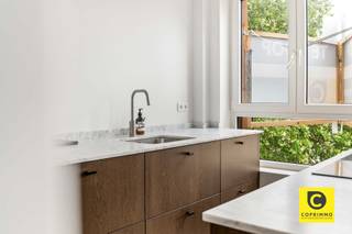 <p><span>Exclusief wonen op de bovenste verdieping: Prachtig gerenoveerd dakappartement met zuidgericht terras</span></p><p><span>Bent u op zoek naar de ultieme combinatie van licht, luxe en een centrale locatie? Dit onlangs totaal gerenoveerde dakappartement (2026) biedt u een unieke woonbeleving op een absolute toplocatie in Wilrijk, nabij de gegeerde Pulhofwijk. Met een royale oppervlakte van ca. 111 m², een hoogwaardige afwerking op parket en een uitstekende Mobiscore van 9/10, geniet u hier van alle comfort van een nieuwbouw in een residentiële omgeving.</span></p><p><span> </span></p><p><span>Stijlvolle inkom & praktische berging</span></p><p><span>U komt het appartement binnen via een verzorgde inkomhal met een apart gastentoilet. Direct aansluitend vindt u een uiterst praktische berging, voorzien van een ruime ingemaakte kast en de nodige aansluitingen voor uw wasmachine en droogkast. Zo blijft uw woonruimte altijd strak en opgeruimd.</span></p><p><span> </span></p><p><span>Lichtrijke leefruimte & designkeuken</span></p><p><span>Het hart van dit dakappartement is zonder twijfel de riante leefruimte met open keuken van ca. 40m². De prachtige parketvloer en de grote raampartijen zorgen voor een warme, uitnodigende sfeer met een overvloed aan natuurlijk licht. De open keuken is een droom voor elke kookliefhebber: voorzien van een stijlvol kookeiland met ontbijthoek en uitgerust met kwalitatieve toestellen, waaronder een inductiekookplaat met ingebouwde afzuiging en een ruime oven. Een perfecte plek om gasten te ontvangen of in alle rust te genieten.</span></p><p><span> </span></p><p><span>Slaapkamers, bureel & badkamer</span></p><p><span>De nachthal, eveneens voorzien van een handige ingemaakte kast, leidt naar de verschillende kamers. De masterbedroom van ca. 18 m² en de tweede slaapkamer van ca. 10 m² zijn beide smaakvol afgewerkt op parket en bieden direct toegang tot het zonnige terras. Een bijzondere troef is de derde polyvalente ruimte van ca. 12 m². Dankzij de natuurlijke lichtinval via de lichtkoepel is dit de ideale plek voor een riante dressing of een rustig thuiskantoor. De moderne badkamer sluit hier naadloos op aan met een ruime inloop-regendouche en een elegant wastafelmeubel.</span></p><p><span> </span></p><p><span>Zonnig terras & parkeren</span></p><p><span>Heerlijk ontspannen kan op het zuidgerichte terras, waar u de hele dag van de zon geniet. Het terras beschikt bovendien over een handige extra opbergkast. Bij het appartement is een private kelderberging inbegrepen. Voor optimaal comfort heeft u bovendien de mogelijkheid om een ondergrondse autostaanplaats aan te kopen voor 20.000 euro, waardoor parkeerstress definitief tot het verleden behoort.</span></p><p><span> </span></p><p><span>Troeven:</span></p><p><span>- Totaalrenovatie (2026): Kwalitatieve afwerking en modern comfort.</span></p><p><span>- Toplocatie: Gelegen nabij de Pulhofwijk met een Mobiscore van 9,0.</span></p><p><span>- Licht & Ruimte: Royale kamers en een prachtige lichtinval doorheen het hele pand.</span></p><p><span>- Extra troef: Polyvalente derde kamer (dressing of bureel) met lichtkoepel.</span></p><p><span>- Zuidgericht terras: Optimaal genieten van de zon aan de rustige achterzijde.</span></p><p><span> </span></p><p><span>Kortom: een instapklaar en luxueus dakappartement dat ruimte en rust combineert met een centrale ligging. Maak vandaag nog een afspraak voor een bezoek en laat u verrassen!</span></p>