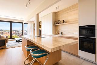 Gelegen op het bruisende Antwerpen Zuid, tussen het vernieuwde Zuidpark, de Scheldekaaien en de talrijke restaurants, galerijen en boetieks, geniet u hier van een unieke combinatie van stadsdynamiek en wooncomfort. Dankzij de uitstekende bereikbaarheid, gezellige pleinen en culturele hotspots behoort deze buurt tot de meest gegeerde woonlocaties van Antwerpen.<br /><br />Deze exclusieve duplex penthouse van ca. 199 m², aangevuld met 39 m² terrassen, biedt dankzij grote raampartijen, hoogwaardige materialen en een doordachte indeling een uitzonderlijk gevoel van ruimte en licht.<br /><br />De 7de verdieping omvat een inkomhal, een stijlvolle leefruimte met open, volledig uitgeruste keuken, een praktische wasplaats, gastentoilet, badkamer, twee ruime slaapkamers en een balkon aan de achterzijde.<br />De 8ste verdieping, voorzien van airco, vormt een echte privésuite met een tweede leefruimte, dressing, apart toilet en een royale slaapkamer met ensuite badkamer. De terrassen aan zowel de voor- als achterzijde bieden op elk moment van de dag een aangename buitenruimte met indrukwekkende vergezichten over de stad.<br /><br />Een autostaanplaats in de ondergrondse garage is als optie bij te huren aan 160 Euro per maand.<br />Een unieke woonkans voor wie op zoek is naar luxe, ruimte én een topligging.<br /><br />Gemeenschappelijke lasten: 120 Euro per maand.<br />Provisie voor gas: 70 Euro per maand.<br />De nutsvoorzieningen elektriciteit en water zijn privé op te nemen door de huurder.<br /><br />Onmiddellijk beschikbaar.