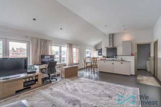 Net huurappartement op de 2de verdieping (80m²) met 2 slaapkamers, badkamer, ruime woonkamer met open keuken en een berging. Gelegen in hartje Leopoldsburg nabij scholen,winkels,park en openbaar vervoer (incl.treinstation). Vanaf 1 juli 2026 beschikbaar. Tel voor info 011/76 76 76.