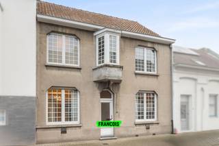 In de De Donckerstraat te Gistel bevindt zich deze zeer ruime woning boordevol potentieel, ideaal voor wie op zoek is naar een renovatieproject...