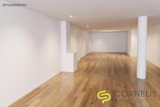 Dit handelspand, momenteel ingericht als horecazaak, bevindt zich op één van de commerciële toplocaties in Geraardsbergen. <br />De huidige indeling omvat een verbruikszaal voor min. 50 personen, keuken, afzonderlijke toiletten (M/V) , bergruimte. De zaak is stijlvol ingericht ( o.a parket vloeren, ..) en voorzien van de nodige faciliteiten (ventilatie met impulsiesysteem, vloerverwarming, ..)<br />Aan de oever van de Dender beschikt deze zaak ook over gezellig aangelegd terras in hardhout (in huur). <br /><br />Dit pand komt in aanmerking voor zowel horeca (de zaak is vrij van brouwer) , kantoorruimte , retail, vrij beroep... <br />Lage algemene (syndicus)kosten, o.a. geen gemeenschappelijk kosten in bv. onderhoud van de lift. <br /><br />Zowel toeristisch als commercieel is dit één van de top-locaties van Geraardsbergen : <br />- op de fiets/wandel verbindingsweg tussen Geraardsbergen en het provinciaal "domein de Gavers"<br />- op 2 km van de Markt van Geraardsbergen en aansluitend de Muur<br />- 3 scholen, nieuwe bibliotheek, ... binnen een straal van 500m <br />- veel bushaltes in de buurt <br />- ruime parkeermogelijkheden in de buurt<br /><br />Ook voor investeerders is dit een opportuniteit. Dit instapklaar handelspand is gegeerd bij kandidaat huurders gezien de goede staat en ligging. <br />Contacteer ons voor meer info (bijkomende foto's, plannen, stedenbouwkundige attesten, ....) , een bezoek , ... op 0475 36 12 52 of mail : pieter@cornelis-partners.be