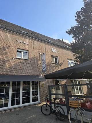 Welkom in dit charmante appartement in het hart van Bree, met een comfortabele woonoppervlakte van 91 m². Deze woning biedt twee slaapkamers,...