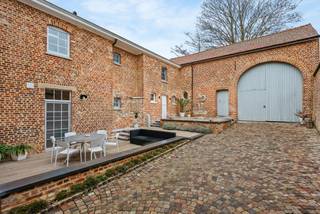 Karakteristieke hoeve-/ kangoeroewoning met magnifieke binnenkoer, ruime garage en achtergelegen tuin op een perceel van maar liefst 13a39ca...