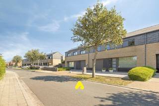 Rust, ruimte en een uitstekende ligging: deze perfect onderhouden woning combineert het beste van twee werelden.<br /><br />Gelegen in een rustige doodlopende straat, zonder doorgaand verkeer, geniet u hier van alle privacy, terwijl zowel Nieuwpoort Stad als Nieuwpoort Bad zich op wandelafstand bevinden. Achter de woning loopt bovendien een fietspad dat beide locaties rechtstreeks met elkaar verbindt.<br /><br />Met een bewoonbare oppervlakte van 159 m² biedt deze instapklare woning alle comfort voor wie op zoek is naar zorgeloos wonen.<br /><br />Op het gelijkvloers verwelkomt de ruime inkomhal met vestiaire en gastentoilet u in een lichtrijke leefruimte, waar grote raampartijen zorgen voor een aangename sfeer en een mooie verbinding met de tuin. De volledig ingerichte keuken sluit perfect aan op de leefruimte en vormt het hart van de woning. Verder beschikt u over een ruime garage met praktische wasplaats en extra bergruimte.<br /><br />De eerste verdieping omvat drie volwaardige slaapkamers en een verzorgde badkamer met ligbad, lavabo en toilet.<br /><br />Ook buiten is het volop genieten. De fraai aangelegde en perfect onderhouden tuin met zonnig terras vormt de ideale plek om in alle rust te ontspannen of gezellige momenten door te brengen met familie en vrienden. Voor de woning is bovendien parkeergelegenheid voorzien voor één wagen.<br /><br /><strong>Troeven van deze woning:</strong>
<ul>
	<li>Rustige ligging in een doodlopende straat</li>
	<li>Op wandelafstand van Nieuwpoort Stad én Nieuwpoort Bad</li>
	<li>Rechtstreekse fietsverbinding achter de woning</li>
	<li>159 m² bewoonbare oppervlakte</li>
	<li>Drie ruime slaapkamers</li>
	<li>Ruime garage met wasplaats en berging</li>
	<li>Instapklaar en uitstekend onderhouden</li>
	<li>Zonnige, onderhoudsvriendelijke tuin met terras</li>
	<li>Private parkeerplaats voor de woning</li>
</ul>
<br /><span><em><strong>Ontdek zelf de charme van deze woning tijdens de bezoekdag en dit OP AFSPRAAK op zaterdag 8 augustus, tussen 10.00 uur en 12.30 uur.</strong></em></span>