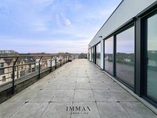 Deze gerenoveerde penthouse is gelegen op een interessante locatie in Sint-Andries vlakbij alle uitvalswegen, winkels, scholen, sportcentra.<br />Het instapklare dakappartement werd volledig vernieuwd (2024) met de modernste technieken en duurzame materialen.<br /><br />Indeling:<br />- inkomhal met vestiairekasten<br />- gastentoilet<br />- lichtrijke woonkamer (met sunscreens op de ramen) <br />- open keuken (volledig afgewerkt met inbouwtoestellen)<br />- 2x ruime slaapkamer met ingebouwde kasten met led-verlichting<br />- badkamer met inloopdouche - wastafel - toilet<br />- technische berging<br /><br />Optioneel: mogelijkheid tot aankoop ondergrondse parking of garagebox.<br /><br />Troeven:<br />- instapklare penthouse op topligging met uitzonderlijk groot panoramisch terras (67m²)<br />- moderne technieken | duurzame materialen | energiezuinig (zonnepanelen)<br />- afwerking met ingemaakte kasten met led-verlichting<br />- airconditioning<br />- keuze uit ondergrondse garagebox of staanplaats<br /><br />Voor verdere informatie of vrijblijvend bezoek contacteer Wout op 0475 96 59 38 of mail naar Wout@immax.be.