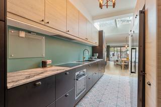 Deze centraal gelegen woning onderging in 2020 een totaalrenovatie! Van nieuwe ramen met driedubbel glas en rolluiken tot en met de keuken,...