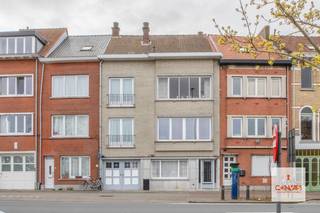 Dit heel goed onderhouden gebouw omvat <strong>drie appartementen</strong> en <strong>drie garageboxen</strong> en is gelegen op amper <strong>één kilometer van het Gentse stadcentrum</strong>. <br /><br />Op de gelijkvloerse verdieping bevindt zich een<strong> </strong>appartement met een bewoonbare oppervlakte van <strong>103m²</strong>. Dit appartement is momenteel verhuurd. De eerste verdieping biedt een appartement van <strong>111m² </strong>dat momenteel leegstaat. Op de de tweede verdieping bevindt zich een gelijkaardig appartement dat qua indeling identiek is aan dat op de eerste verdieping en werd tot voor kort bewoond door de eigenaar van het gebouw. Elk appartement beschikt over <strong>twee slaapkamers</strong>.<br /><br />Boven het derde appartement bevindt zich nog een <strong>ruime zolderverdieping</strong> die potentieel biedt tot creatie van een extra appartement of een uitbreiding van de bovenste woonst (onder voorbehoud van de nodige vergunningen).<br /><br />Opvallend is de <strong>zeer degelijke en stevige structuur</strong> van het gebouw. Daarnaast genieten alle appartementen van een aangename lichtinval met daglicht langs zowel voor- als achterzijde.<br /><br />Achteraan het gebouw bevinden zich <strong>drie garageboxen</strong>, elk met waarde van €25.000. Deze prijs is niet inbegrepen in de geafficheerde prijs.<br /><br />Met een grondige opfrissing zijn de appartementen snel opnieuw verhuurklaar. Mits het opmaken van een basisakte en eventuele opfrissing of renovatie is het bovendien mogelijk om de units afzonderlijke te verkopen. <br /><br />Dankzij de gunstige ligging, de stevige bouwkwaliteit en de drie garageboxen vormt dit pand een interessante en unieke investeringsopportuniteit nabij het centrum van Gent.<br /><br />Interesse in een bezoek ter plaatse? <strong>Contacteer Gijs </strong>via <strong>gijs@convas.be</strong> of <strong>0492 84 48 24</strong> (telefonisch of via Whatsapp). 