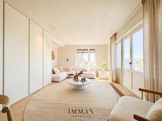 Dit uitzonderlijk appartement is ideaal gelegen nabij de iconische La Réserve en op wandelafstand van het bruisende centrum van Knokke. <br />Dankzij de unieke ligging geniet u van een panoramisch uitzicht op het Zegemeer, een zeldzaam aanbod in deze prestigieuze badplaats.<br />Bij binnenkomst betreedt u de inkomhal die naadloos overgaat in de stijlvolle leefruimte met open keuken en eetplaats. De keuken is volledig uitgerust en afgewerktmet hoogwaardige materialen, en biedt aansluitend toegang tot een ruime, praktische berging. De lichtrijke woonkamer geeft uit op een terras met een fenomenaal uitzicht over het meer. Een perfecte plek om in alle rust te genieten van de omgeving. Het appartement beschikt over drie volwaardige slaapkamers met twee ensuite douchekamers. Twee van deze kamers bieden directe toegang tot een eigen terras. Daarnaast is er een vierde slaapkamer (inclusief lavabo) met een aparte, private toegang, ideaal voor gasten. <br />Er is de mogelijkheid tot aankoop van een ruime garagebox in dezelfde residentie. <br /><br />Kortom, een unieke parel met een fenomenale afwerking! <br /><br />Voor meer informatie kunt u ons contacteren op 050 62 44 14 of via e-mail op knokke@immax.be