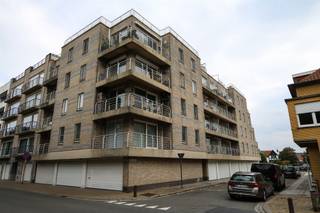 Gemeubelde studio met terras te koop in Bredene.<hr /><hr />Net aan de duinen en het strand vinden we deze verzorgde, gemeubelde studio, ideaal als tweede verblijf of investering.De studio bevindt zich in een recent en goed onderhouden residentie in de Joos de ter Beerslaan en is instapklaar.<hr />Indeling:<hr />lichtrijke leefruimte met zithoek, eethoek en slaapgedeelte<hr />open ingerichte keuken met kookplaat, oven en voldoende kastruimte<hr />badkamer met douche, lavabo en toiletruim terras met zowel zicht richting de duinen als naar de rustige woonwijk<hr />Dankzij de grote schuiframen geniet de leefruimte van veel natuurlijk licht.<hr /><hr /> De studio wordt gemeubeld verkocht: bed, kasten, eettafel, stoelen en zetels blijven aanwezig – ideaal om meteen zorgeloos te starten.<hr />Troeven:<hr />Gemeubeld verkocht<hr />Ruim terras aan voor- én achterzijde<hr />Instapklaar en netjes onderhouden<hr />Goede ligging vlak bij strand, duinen en openbaar vervoer<hr /><hr />Een perfecte opportuniteit voor wie een tweede verblijf aan zee zoekt of een rendabele investering in een gegeerde badplaats.<hr />Startprijs 99000 euro, doe een bod!