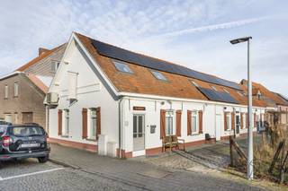 <p>Dit charmante huis is perfect instapklaar, goedgelegen in de Vlaamse Ardennen, de ideale investering! <br /><br />INDELING: gezellige leuke lichtruimte met open geïnstalleerde keuken, handige grote berging/wasplaats (ideaal voor fietsers), mooie badkamer, en op het verdiep bevinden zich 2 slaapkamers. <br />Handige extra grote (fietsen)berging.<br /><span>Compact perceel zonder tuin, ideaal als investering of starterswoning.</span> <br /><br />TROEVEN: goeie ligging, voorzien van zonnepanelen, perfect onderhouden en instapklaar. Mooie opbrengsteigendom. <br /><br />Bezoek na afspraak met Immo Beguin: info@immobeguin.be</p>