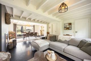 Jonge (bj 2004) instapklare weekendwoning met 3 slaapkamers op een mooi perceel van 878m² met prima oriëntatie op het zuiden. Gelegen in een uitermate rustige omgeving nabij het centrum van Halle-Zoersel, ideaal voor liefhebbers van natuur, rust en privacy. Permanente bewoning in feite niet toegestaan.<br /><br />INDELING: Inkomhal met gastentoilet – Zeer aangename door-zon leefruimte voorzien van gezellige haard en met aanpalend open keuken voorzien van alle nodige toestellen – Gelijkvloerse badkamer met lavabomeubel, douchecel… V1 omvat 3 ruime slaapkamers en een sanitaire ruimte – Buiten treffen we een mooi aangelegd terras met perfecte oriëntatie alsook een tuinhuis en verdere extra's - Voldoende ruimte voor het parkeren van meerdere wagens.<br /><br />BIJZONDERHEDEN: ideaal voor starters en koppels die houden van rust en kalmte en toch dichtbij het centrum van Halle-Zoersel willen wonen – Woning in zeer goede staat van onderhoud – Energiezuinig… EPC: 309 UC: 3811029 - Airco's met warmtewisselaar - Woning gelegen in verblijfsrecreatie – Stedenbouwkundige info in aanvraag – P&amp;G score: A - Plan op aanvraag te verkrijgen. Huidige huurders thans in opzegperiode.