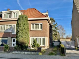 Bent u op zoek naar een renovatieproject met veel potentieel dan is deze halfopen bebouwing zeker een bezoek waard, met een woonoppervlakte van...