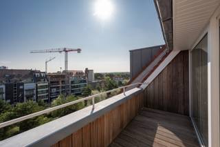 Centraal gelegen penthouse in een zijstraat van de Dumortierlaan, op slechts enkele stappen van de zee.Indeling: inkomhal, leefruimte, eetplaats met...