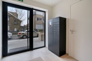 <u><em><strong>Gelijkvloers nieuwbouwappartement met ruim zonneterras in Project ‘Houtsaeger’</strong></em></u><br /><br />Nieuwbouwproject <strong>‘Houtsaeger’</strong> is ideaal gelegen op de hoek van de Meeuwenlaan en de J. Demolderlaan in De Panne, op wandelafstand van de charmante Dumontwijk en de authentieke Houtsaegerwijk. Dankzij deze centrale en tegelijk rustige ligging bevinden het strand, winkels, restaurants, de markt en diverse natuurgebieden zich allemaal binnen handbereik.<br /><br />Dit stijlvolle gelijkvloers appartement combineert comfort, licht en hedendaagse architectuur. U wordt verwelkomd in een inkomhal die toegang geeft tot de ruime en lichtrijke leefruimte. De grote raampartijen zorgen voor natuurlijk licht en creëren een aangenaam ruimtelijk gevoel. De open keuken met centraal kookeiland is afgewerkt met kwalitatieve en moderne materialen en sluit naadloos aan op het zonnige en ruime terras.<br /><br />Het appartement beschikt over twee volwaardige slaapkamers en een moderne badkamer met inloopdouche en dubbel lavabomeubel. Daarnaast is er een praktische berging met aansluiting voor wasmachine en extra opbergruimte.<br /><br /><strong>Project:</strong><br />Het project omvat in totaal 9 kwalitatieve appartementen met 2 tot 3 slaapkamers, verdeeld over 6 bouwlagen. Elk appartement beschikt over een ruim terras en werd ontworpen met aandacht voor licht, energiezuinigheid en wooncomfort. Op het gelijkvloers bevindt zich een gemeenschappelijke fietsenberging.<br /><br /><span><em><strong>Verlaagd tarief van 6% btw, mits voldaan wordt aan volgende voorwaarden:<br />- Domiciliëring: de koper moet zich er officieel domiciliëren<br />- Langdurige verhuur: het pand moet bestemd zijn voor langdurige verhuur aan particulieren</strong></em></span><br /><br />Kort samengevat: Houtsaeger is kwalitatief, energiezuinig en gezellig verblijven aan de kust.<br /><br /><em><strong><span>Let op: de foto’s met een sterretje rechtsonder zijn AI-gegenereerd om een beter beeld te geven van de mogelijke inrichting.</span></strong></em>