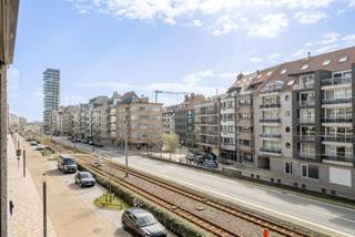 Knap gerenoveerde studio met een sublieme oriëntatie richting het zuiden. Naast de zon kunt u ook genieten van mooie open zichten vanuit de leefruimte.<br />Deze studio bevindt zich net achter de Zeedijk. De inkom van het gebouw bevindt zich op de Zeedijk waardoor u bij het buitenwandelen meteen kunt genieten van de zee.<br />Een leuke combinatie van zon en zee op één plaats.<br /><br />De studio werd recent volledig vernieuwd en is vrij bij akte.<br />Zo kunt u op korte termijn genieten van uw eigen stek aan zee, of genieten van de opbrengsten van deze interessante investering.<br /><br />Indeling: inkom, een mooie open keuken met een eetplaats die voorzien is van een moderne zitbank, een knusse tv-ruimte met open zichten naar buiten en als laatste nog een badkamer met inloopdouche &amp; toilet.<br /><br />Bezoeken of meer informatie?<br />Contacteer Sacha Vanrafelghem op GSM 0487/43.79.10.