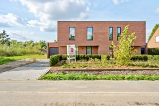 Cette maison neuve à moitié ouverte est située à la campagne à seulement 5 km du centre de Heist-op-den-Berg et de Wiekevorst, avec une vue dégagée sur les champs à l'arrière.<br /><br />Grâce à son architecture moderne et à ses valeurs écologiques, ces maisons ont beaucoup de caractère et de confort.<br /><br />La maison a une surface habitable de 167 m² et est déjà entièrement finie. Elle comprend un hall d'entrée avec toilettes invités, un salon, une cuisine ouverte, un débarras, 3 chambres, 1 salle de bain et un garage.<br /><br />Détails:<br />- maisons déjà finies<br />- label BEN-20<br />- panneaux solaires (5 panneaux de 410 Wp)<br />- chauffage par pompe à chaleur air/eau, chauffage par le sol.<br />- le prix n'inclut pas les frais de notaire, la TVA (6%) sur la part de construction (319 000 EUR) et les droits d'enregistrement (12%) sur la part du terrain (130 000 EUR)<br />- le prix n'inclut pas les raccordements aux services publics<br />- plan de distribution disponible sur demande !<br /><br />Appelez maintenant notre agent immobilier pour prendre rendez-vous sur place !