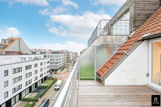 Mooi vernieuwd duplex-appartement met 3 slaapkamers en zonneterrassen op een centrale loctaie in de Leopoldlaan te Knokke. Het appartement ligt op 350meter van de Zeedijk. <br /><br />Op het leefniveau is er een prachtige, nieuwe open keuken met fineer eikenhouten kasten en met marmeren keukenblad, voorzien van alle toestellen (vaatwas, koelkast, diepvries, inductie kookplaat). De keuken is gelegen aan een oostgericht terras waar ruimte is voor een eettafel of lounge. Daarnaast is de keuken voorzien van een bergruimte met aansluiting voor wasmachine en opbergplaats. <br />Zeer lichtrijke woonkamer met eetruimte beide met parketvloer uitgevend op het westgericht terras. Ook is er een gastentoilet aanwezig. Als u de trap naar de bovenverdieping neemt is deze voorzien van de masterbedroom, een ruime slaapkamer voorzien voor een tweepersoonsbed + kleerkasten op maat en ensuite badkamer met inloopdouche. Nog een extra douchekamer op de gang, een apart toilet en bergkast. In de tweede slaapkamer is er ook plaats voor tweepersoonsbed + meerdere ingebouwde kleerkasten. Daarnaast is hier ook nog een derde slaapkamer met ingebouwd stapelbed en opbergkast. Alle slaapkamers zijn voorzien van ingebouwde kleer- en nachtkasten.<br />Mogelijkheid tot aankoop van staanplaats in hetzelfde gebouw. Kelder privé. Airco aanwezig. <br /><br />EPC: 138 kWh/m² (UC: 2658634)