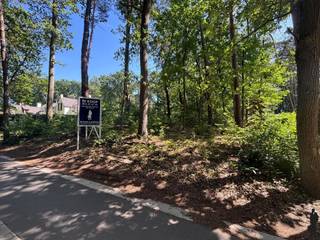 <h3><span><strong>Ruime bouwgrond voor een open bebouwing op een perceel van 1.013 m² te Tremelo.</strong></span><span></span></h3>
<p>Bent u op zoek naar de ideale locatie om uw droomwoning te realiseren? Dan is deze bouwgrond, gelegen aan de <strong>Honsdonkstraat 3D te Tremelo</strong>, zeker een bezoek waard!</p>
<p>Deze mooi gelegen bouwgrond heeft een oppervlakte van <strong>1.013 m²</strong> en is bestemd voor de oprichting van een <strong>vrijstaande eengezinswoning</strong>. Dankzij de gunstige perceeloppervlakte biedt dit perceel tal van mogelijkheden voor het bouwen van een ruime gezinswoning met een aangename tuin.</p>
<p>Volgens de geldende bouwvoorschriften bedraagt de <strong>maximale bouwdiepte 18 meter</strong> en is een <strong>maximale bebouwbare grondoppervlakte van 220 m²</strong> toegestaan. Kamers onder het dak zijn mogelijk en een vrijstaand tuinhuis van maximaal <strong>12 m²</strong> is eveneens toegelaten, mits naleving van de verkavelingsvoorschriften.</p>
<p>De bouwgrond is rustig gelegen, met een vlotte verbinding naar het centrum van Tremelo, scholen, winkels en de belangrijkste invalswegen.</p>
<p>De bouwvoorschriften zijn beschikbaar en kunnen op eenvoudig verzoek via ons kantoor worden verkregen.</p>
<p>Voor meer informatie of een afspraak kan u contact opnemen met onze vastgoedverantwoordelijke via <strong>015 70 70 00</strong> of mailen naar <strong>keerbergen@deboerenpartners.be</strong>.</p>
<h3><span><strong>Bijzonderheden:</strong></span></h3>
<ul>
<li>Bouwgrond voor een <strong>vrijstaande eengezinswoning</strong></li>
<li>Perceeloppervlakte: <strong>1.013 m²</strong></li>
<li>Maximale bouwdiepte: <strong>18 meter</strong></li>
<li>Maximale bebouwbare grondoppervlakte: <strong>220 m²</strong></li>
<li>Kamers onder het dak mogelijk</li>
<li>Tuinhuis toegelaten tot <strong>12 m²</strong></li>
</ul>