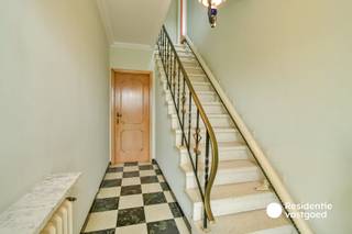 Welkom in de Oedelemsestraat 47, een op te frissen woning in Oostkamp. In de nabije omgeving vindt u supermarkten, winkels, scholen en openbaar vervoer en tal van andere voorzieningen. Daarnaast is de woning vlot bereikbaar via verbindingswegen en de autosnelweg.<br /><br />De ruime inkomhal verwelkomt u tot deze woning. De leefruimte is zeer ruim en loopt naadloos over in de eetplaats met een overvloed aan zonlicht en zicht op de groene tuin. Aansluitend bevindt zich de ruime keuken, helemaal in te richten naar uw eigen smaak! Verder beschikt het gelijkvloers over een praktische berging onder de trap, een apart toilet en een garage met technische voorzieningen.<br />Op de eerste verdieping bevinden zich maar liefst vier volwaardige slaapkamers. De badkamer beschikt over een douche, apart toilet en voorziening voor een lavabo.<br /><br />Een absolute meerwaarde is de nieuwe veranda van ca. 34 m², die zorgt voor extra leefruimte en een aangenaam zicht naar buiten. Daarnaast is er een ruime garage, ideaal voor het stallen van een wagen, fietsen en extra opslag. De buitenomgeving is omgeven door groen en geniet van een diepe tuin, waar u de dag door van de zon kunt genieten. Verder is het mogelijk om drie wagens op de oprit te parkeren.<br /><br />Warm geworden van deze ruime woning? Contacteer ons vandaag voor meer informatie of een bezoek ter plaatse!<br /><br />De vermelde prijs is een richtprijs; elk bod wordt voorgelegd aan de eigenaar, die het recht heeft dit te aanvaarden of te weigeren.