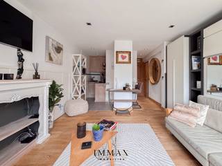 Stijlvol afgewerkte studio op een absolute topligging aan de Zoutelaan in Knokke, genietend van een open en aangenaam open zicht. Bij het binnenkomen betreedt u de inkomhal die uitgeeft op de lichtrijke leefruimte met een open keuken en eetplaats. De studio beschikt bovendien over een moderne douchekamer. Als extra troeven is er een praktische fietsenberging en een uitzonderlijke gemeenschappelijke tuin, een zeldzame meerwaarde op deze ligging. <br /><br />Ideaal als tweede verblijf, investering of pied-à-terre aan zee.<br />Mogelijkheid tot aankoop van een autostaanplaats/garagebox in de nabije omgeving.<br /><br />Aarzel niet om ons te contacteren voor meer informatie: tel. : 050 62 44 14 of via knokke@immax.be