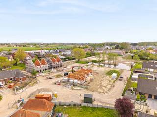 <p>Aan de rand van Harelbeke, op een rustige en groene locatie met vlotte verbinding naar Kortrijk, verrijst een nieuw woonproject met 26 kwaliteitsvolle woningen. Deze eigentijdse verkaveling brengt het beste van twee werelden samen: een ontspannen, residentiële omgeving en een uitstekende bereikbaarheid van scholen, winkels en belangrijke uitvalswegen.<br /><br /><strong>Hedendaags en energiezuinig wonen</strong><br /><br />De woningen, zowel halfopen als rijwoningen, worden gebouwd volgens de huidige energienormen en uitgerust met moderne technieken zoals ventilatie D, vloerverwarming, warmtepomp en zonnepanelen. Hierdoor geniet je van een duurzame, comfortabele en energiezuinige thuis die klaar is voor de toekomst.<br /><br />Met bewoonbare oppervlaktes tussen de 122 en 162 m² en standaard vier slaapkamers biedt elke woning een doordachte indeling waarbij leefruimte, licht en functionaliteit centraal staan. Een carport bij elke woning en een grote, centrale groenzone binnen de verkaveling vormen extra troeven voor wie houdt van ruimte en rust.<br /><br /><strong>Een thuis die bij je past</strong><br /><br />De woningen worden volledig afgewerkt en bieden ruime keuzemogelijkheden in materialen en afwerking. Hierdoor kun je je nieuwe woonst vormgeven in de stijl die bij jou past, binnen het comfort van een sleutel-op-de-deur aanpak.<br /><br /><strong>Ideaal voor gezinnen en rustzoekers</strong><br /><br />Dankzij de kindvriendelijke omgeving, de groene invulling van het project en de perfecte balans tussen rust en nabijheid van stedelijke voorzieningen, is dit woonproject ideaal voor gezinnen, starters en iedereen die waarde hecht aan hedendaags wooncomfort in een aangename, open buurt.<br /><br /><span><strong>6% BTW mogelijk voor lot 16 &amp; 17!</strong></span><br /><br />Indien u vrijblijvend een bezoek wenst aan het project, neem dan zeker contact met Immo Beguin via emiel@immobeguin.be</p>