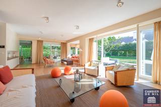 Villa jumelée meublée avec style, située à un emplacement de choix au Zoute, à distance de marche du Royal Zoute Tennis Club et du Minigolf.<br /><br />Très au calme, sur un terrain d’environ 705 m².<br /><br />Cette propriété allie raffinement et confort de vie contemporain. Située dans un quartier paisible mais central, elle offre une expérience de vie exclusive à ceux qui recherchent qualité et élégance.<br /><br />Disposition : spacieux hall d’entrée avec vestiaire et toilettes invités. Le séjour lumineux avec un salon convivial s’ouvre harmonieusement sur la salle à manger et la cuisine entièrement équipée. De grandes baies vitrées assurent une connexion naturelle avec le jardin orienté sud-ouest, où la terrasse charmante invite à la détente en toute tranquillité et intimité.<br /><br />Au premier étage se trouvent quatre grandes chambres, chacune équipée de placards encastrés et d’une salle de bains privative, garantissant bien-être et intimité.<br /><br />Le deuxième étage propose une cinquième chambre, actuellement aménagée en chambre d’enfants avec quatre lits, également avec sa propre salle de bains.<br /><br />À l’extérieur, vous profitez d’un jardin joliment aménagé avec une terrasse ensoleillée.<br />La propriété dispose également d’un emplacement de parking pouvant accueillir plusieurs véhicules ainsi que d’un garage intégré.<br /><br />Conditions de location :<br /><br />Entretien du jardin : 400 €/mois en supplément du loyer<br /><br />Preuve de garantie locative équivalente à 3 mois de loyer<br /><br />Preuve d’un ordre permanent pour le paiement du loyer et du premier mois de loyer<br /><br />Preuve de souscription à une assurance habitation<br /><br />État des lieux à frais partagés (50 % - 50 %)<br /><br />Pas de possibilité d’y établir son domicile - seulement deuxième résidence.<br /><br />Une opportunité rare pour ceux qui rêvent d’un lieu de vie exclusif au cœur du Zoute.