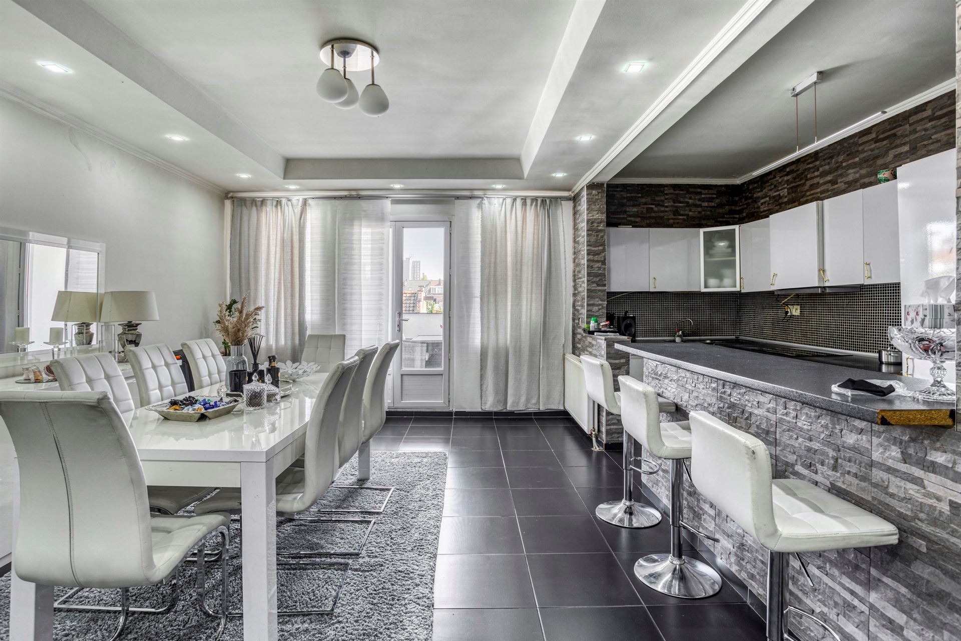 Zeer grote woning met tuin en 6 slpks - foto 4