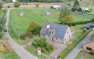 <p><span>KALKEN - Ruime woning met moderne uitbouw en groene tuin</span></p><p><span> </span></p><p><span>In een rustige en landelijke omgeving in Kalken bevindt zich deze ruime woning uit 1973, die in 2018 een grondige totaalrenovatie onderging. Het klassieke karakter aan de voorzijde van de woning werd behouden, terwijl de moderne uitbouw achteraan meteen zorgt voor een aangenaam contrast en veel licht in de leefruimtes. </span></p><p><span> </span></p><p><span>Achter de traditionele buitenzijde gaat een hedendaags ingerichte woning schuil, voorzien van alle comfort. Met een bewoonbare oppervlakte van ca. 298 m² en een perceel van 1.365 m² biedt de woning bijzonder veel ruimte, zowel binnen als buiten. De grote tuin geniet van veel privacy en vormt een aangename plek om in alle rust te vertoeven. Het bijgebouw achteraan biedt bijkomende bergruimte en beschikt over een aangenaam terras.</span></p><p><span> </span></p><p><span>Op het gelijkvloers komt u binnen via de inkomhal met toegang tot de bureauruimte en een apart gastentoilet. De eetkamer loopt mooi over in de leefruimte en de open keuken. Grote raampartijen zorgen hier voor een bijzonder aangename lichtinval en een rechtstreekse verbinding met de tuin. De ramen van de uitbouw zijn bovendien voorzien van driedubbele beglazing, wat bijdraagt aan het wooncomfort. </span></p><p><span> </span></p><p><span>Aansluitend op de keuken bevindt zich een praktische keukenberging met aansluitend de ingemaakte wasruimte. De ruime inpandige garage, bereikbaar via de inkomhal aan de achterdeur, biedt daarnaast nog bijkomende bergruimte. </span></p><p><span> </span></p><p><span>Op de verdieping bevindt zich de master bedroom met dressing, een badkamer met inloopdouche, dubbele lavabo en toilet, evenals twee volwaardige slaapkamers. Daarnaast is er nog een ruime bergzolder. </span></p><p><span> </span></p><p><span>De woning is verder uitgerust met onder meer domotica en 16 zonnepanelen. </span></p><p><span> </span></p><p><span>Een ruime en comfortabele woning waar hedendaags wooncomfort, veel licht en een groene, private buitenruimte op een bijzonder aangename manier samenkomen. </span></p><p><span> </span></p><p><span>Belangrijk: </span></p><p><span>EPC label B - 114 kWh/(m²jaar) </span></p><p><span>Richtprijs: €749.000</span></p><p><span> </span></p><p><span>Interesse? Contacteer Axel Lenaerts Destelbergen via <span>destelbergen@axellenaerts.be</span></span><span> of 09 219 08 77 voor meer informatie of een bezoek.</span></p>