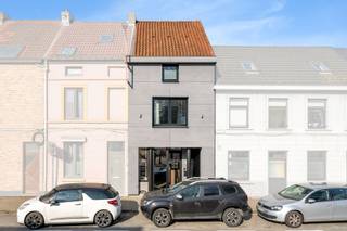 <p>Dit hedendaagse en uitstekend onderhouden gebouw biedt een unieke combinatie van wonen en werken, ideaal voor wie op zoek is naar een stijlvolle en functionele totaaloplossing of investeringsmogelijkheid.</p>
<p>Op het gelijkvloers bevindt zich een instapklare handelsruimte die zich perfect leent voor diverse activiteiten, zoals een kapperszaak, schoonheidssalon of andere dienstverlenende beroepen. De ruimte werd met de grootste zorg onderhouden en straalt professionaliteit en kwaliteit uit.</p>
<p>Daarboven vindt u een prachtig duplex appartement met twee slaapkamers. De woonst is smaakvol en modern afgewerkt, met oog voor detail en comfort.</p>
<p>De keuken heeft een gezellig lichtrijk terrasje, en sluit naadloos aan bij de eetgelegenheid en leefruimte. De trap leidt u naar een eerste slaapkamer met kwaliteitsvolle en oogstrelende badkamer. Een tweede slaapkamer op het bovenste verdiep biedt u alle rust en comfort. Dankzij de doordachte indeling en hoogwaardige afwerking geniet u hier van een aangename en lichtrijke leefomgeving.</p>
<p>Zowel de handelsruimte als het appartement verkeren in uitstekende staat en werden steeds met zorg behandeld. Bovendien beschikt het gebouw over sterke energetische prestaties, wat bijdraagt aan een duurzame en energiezuinige toekomst.</p>
<p>Noot: het handelsgelijkvloers is terug omvormbaar naar woongelegenheid, mits goedkeuring van bestemmingswijziging.</p>
<p>Een bezoek ter plaatse zegt meer dan 1000 woorden:</p>
<p>Tel 09 274 15 53</p>
<p>Mail floris@cornelis-goeman.be</p>