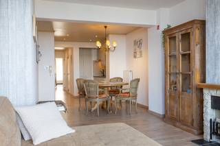 <span>Op de <strong>1e</strong> verdieping van residentie <strong>Belvedere</strong> bevindt zich dit instapklaar, volledig <strong>gemeubeld</strong> appartement <strong>met prachtig zicht op zee.</strong> Ideaal als vaste woonst of tweede verblijf op een centrale ligging vlakbij het nieuwe casino, winkels, restaurants en openbaar vervoer.<br /><br /><strong>Indeling:</strong></span>
<ul>
	<li><span><span>Inkomhal;</span></span></li>
	<li><span><span>Lichtrijke leefruimte met open, volledig uitgeruste keuken;</span></span></li>
	<li><span><span><strong>Gezellig</strong> terras met prachtig zicht op <strong>zee</strong> en het nieuwe <strong>casino</strong></span></span></li>
	<li><span><span><strong>Twee</strong> slaapkamers;</span></span></li>
	<li><span><span>Badkamer met inloopdouche en wasmeubel;</span></span></li>
	<li><span><span>Apart toilet;</span></span></li>
</ul>
<br /><span><strong>Algemeen: </strong></span>

<ul>
	<li><span><span>Plaatsbeschrijving 1/2 eigenaar 1/2 huurder - 3 maanden huurwaarborg </span></span></li>
	<li><span><span>Onmiddellijk beschikbaar</span></span></li>
	<li><span><span>Andere kosten: <strong>€90 </strong>provisie algemene kosten </span></span></li>
</ul>
<br /><span> Vraag vandaag nog uw bezoek aan en ontdek dit prachtige appartement zelf!</span><br /> 