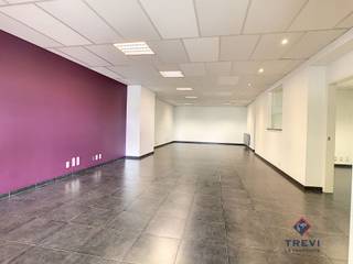 CHARLEROI : Bel espace au rez de chaussé de 104m² ACTUELLEMENT AFFECTE A USAGE DE BUREAUX PRIX SOUHAITE :165.000 € Possibilité de louer en court...