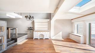 Deze woning wordt aangeboden met een STARTPRIJS : elk bod hoger dan deze startprijs, wordt voorgelegd aan de eigenaars, die al dan niet kunnen ingaan op dit aanbod.<br /><br />Mooie woning met een zonnige tuin en parkeergelegenheid in hartje Heist, op korte afstand van het strand. In slechts enkele minuten, via het rustige Directeur-Generaal Willemspark, staat u op de Zeedijk. Een prima locatie voor zowel vaste bewoning als tweede verblijf. Alle voorzieningen in een straal van 500 meter. Uiterst centraal en rustig gelegen.<br /><br />Plaats voor een wagen op de oprit van de woning. <br />Achteraan de woning is er de mogelijkheid tot het huren of kopen van een bijkomende garagebox.<br /><br />Indeling:<br />Grote inkomhal met een aparte berging voor WM/DK. Via de inkomhal komt u terecht in een enorme leefkeuken voorzien van een kook- en eeteiland. Aansluitend een grote living met raampartijen over de volledige breedte wat zorgt voor veel licht en een leuke connectie met de tuin. Op de eerste verdieping een veelzijdige ruimte die kan dienen als tv- of leeshoek, of als bureau voor thuiswerk. Verder nog 2 slaapkamers, een badkamer en een apart toilet op deze étage. Vaste trap naar de tweede verdieping waar u terechtkomt in een prachtige masterbedroom met zijn eigen privé-badkamer. Als laatste nog een grote opbergzolder onder de nok.<br /><br />Een huis met veel ruimte, een toffe indeling en veel troeven.<br /><br />Bezoek gewenst of meer informatie?<br />Contacteer Sacha Vanrafelghem op GSM 0487/43.79.10.
