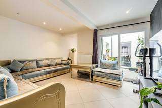 <p>Deze gesloten bebouwing combineert ruimte, comfort en een centrale ligging in een residentiële omgeving nabij scholen, park en winkels. Dankzij de vijf slaapkamers en twee badkamers is deze woning ideaal voor grote gezinnen of wie extra ruimte zoekt voor hobby’s of thuiswerk. De woning is instapklaar en beschikt over een praktische indeling met aangename leefruimtes en een gezellige stadstuin van 18 m². De ruime keuken vormt het hart van de woning en biedt voldoende plaats om samen te koken en tafelen. Bovendien geniet de woning van een gunstig EPC-label B.</p>
<p>Belangrijkste ruimtes:<br />• Living met aangename leefruimte en veel mogelijkheden<br />• Ruime keuken uitgerust met oven, koelkast en gasfornuis<br />• Hobbyruimte geschikt als bureau, speelkamer of extra ontspanningsruimte<br />• Badkamer met douche, toilet en aansluitingen voor wasmachine en droogkast<br />• Tweede badkamer met douche, toilet en wastafel<br />• Gezellige tuin<br />• Zolder (28 m²) met extra opslagmogelijkheden of slaapkamer</p>
<p>Troeven:<br />• Instapklare woning met EPC-label B<br />• Ideaal voor grote gezinnen dankzij 5 slaapkamers en 2 badkamers<br />• Centrale ligging nabij scholen, park en voorzieningen</p>
<p>Neem vandaag nog contact op met je ERA-makelaar voor een bezoek. JOUW DROOMHUIS. ZO GEVONDEN!</p>