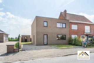 Deze casco woning is gelegen pal in het landelijke Desteldonk, en is vlot bereikbaar. De inkomhal voorziet in een gastentoilet en vestiaire, en zo kom je tot in de L-vormige leefruimte met open keuken, en met zicht op de tuin en het terras. Naast de keuken vinden we een tweede inkomhal met opbergmogelijkheden, richting de achterdeur die op de oprit uitgeeft. Op de eerste verdieping is er rond de centrale gang voorzien in drie ruime slaapkamers en een riante badkamer. Extra opbergruimte vinden we terug in de handige berging in de tuin. Vooraan de woning is er op de oprit plaats voor meerdere wagens. Bezoekdag: 13/06. Inschrijven via mail naar stefan@immo-home.be, geen telefonische inschrijvingen! Volg ons op Fb en Insta. Voor meer info: www.immo-home.be. GRATIS SCHATTING & GRATIS FINANCIEEL ADVIES