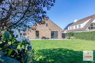 Deze ruime woning is gelegen in een rustige woonwijk te Evergem met vlotte verbinding naar de ruime regio. U heeft verschillende winkels, scholen...