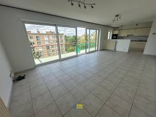 <p><span>Rustig gelegen, deels op te frissen twee slaapkamer appartement met ruim terras, op de grens van Hoboken, Wilrijk en Hemiksem. We betreden het appartement via de inkomhal met ingemaakte kast welke uitgeeft op de ruime wasplaats/CV ruimte en leefruimte met open keuken. Het appartement  heeft veel lichtinval dankzij het grote schuifraam welke uitgeeft op het groot zonnig terras. Afgescheiden door de nachthal vinden we de twee slaapkamers (7.5m² en 13m²), het apart toilet en de badkamer voorzien van zowel ligbad als douche.</span></p><p><span> </span></p><p><span>Troeven:</span></p><p><span> </span></p><p><span>+ nieuwe hoogrendements CV ketel<br />+ energielabel B 187 kWh/(m² jaar)</span></p><p><span>+ veel licthinval</span></p><p><span>+ recent vernieuwd terras</span></p><p><span>+ asbest veilig</span></p><p><span>+ rustige ligging</span></p><p><span>+ staanplaats voor moto/fiets etc...</span></p><p><span> </span></p><p><span>Kom niet 'TE LAET' en maak een afspraak via 03/644.00.88 of info@immodelaet.be!</span></p><p><span> </span></p>